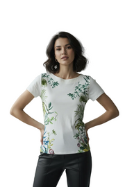 Desigual virágmintás póló modellen