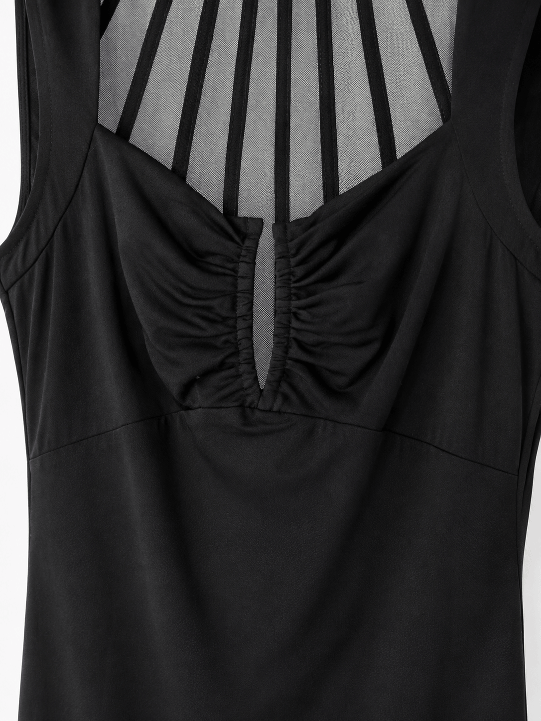 Detail van de transparante meshstrook en plooien van een zwarte Marciano by Guess jurk.