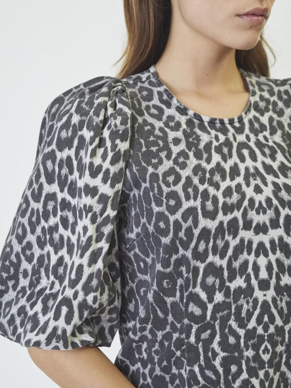 Co'couture Leo CC korte jurk met pofdetail en luipaardprint – grijs