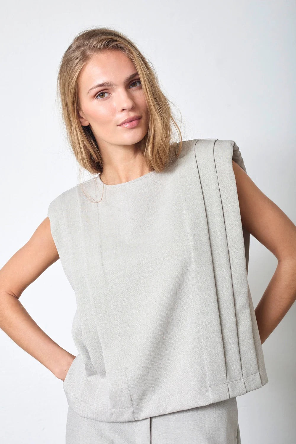 Co'couture Mava CC gewatteerde top met plooien en korte mouwen – beenwit