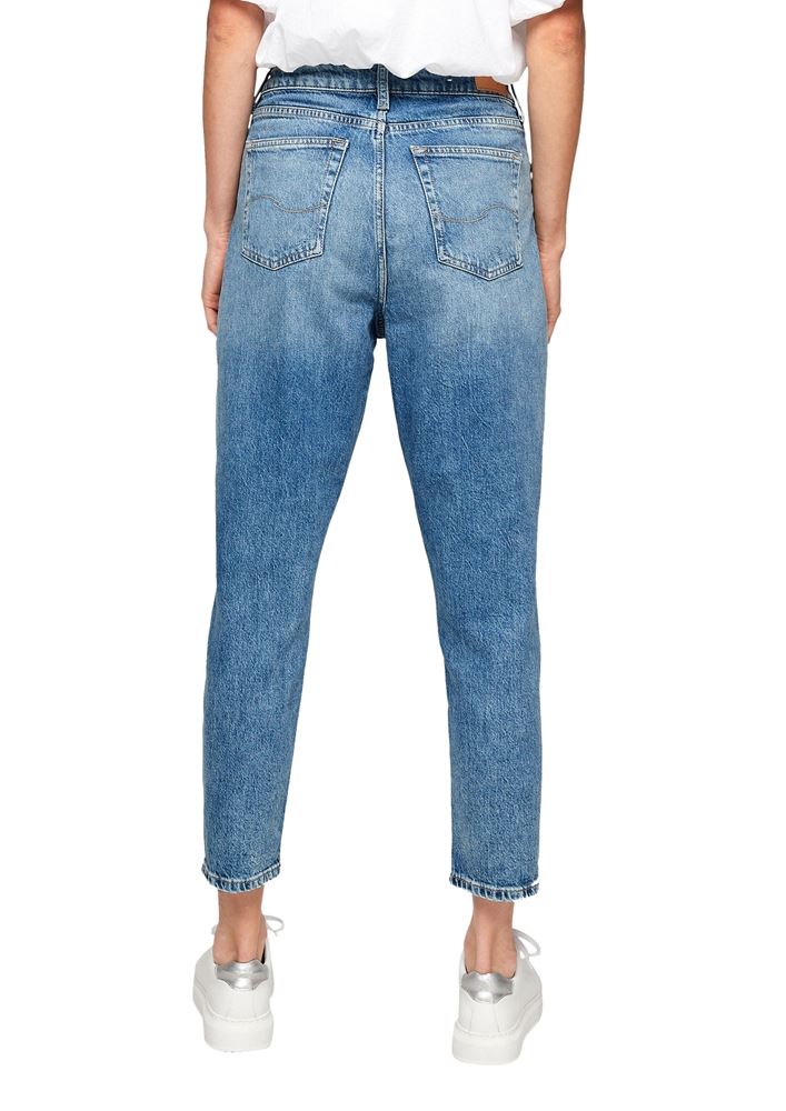 Blauwe QS by s.Oliver momjeans tot de enkel met hoge taille en taps toelopende pijpen, achteraanzicht.