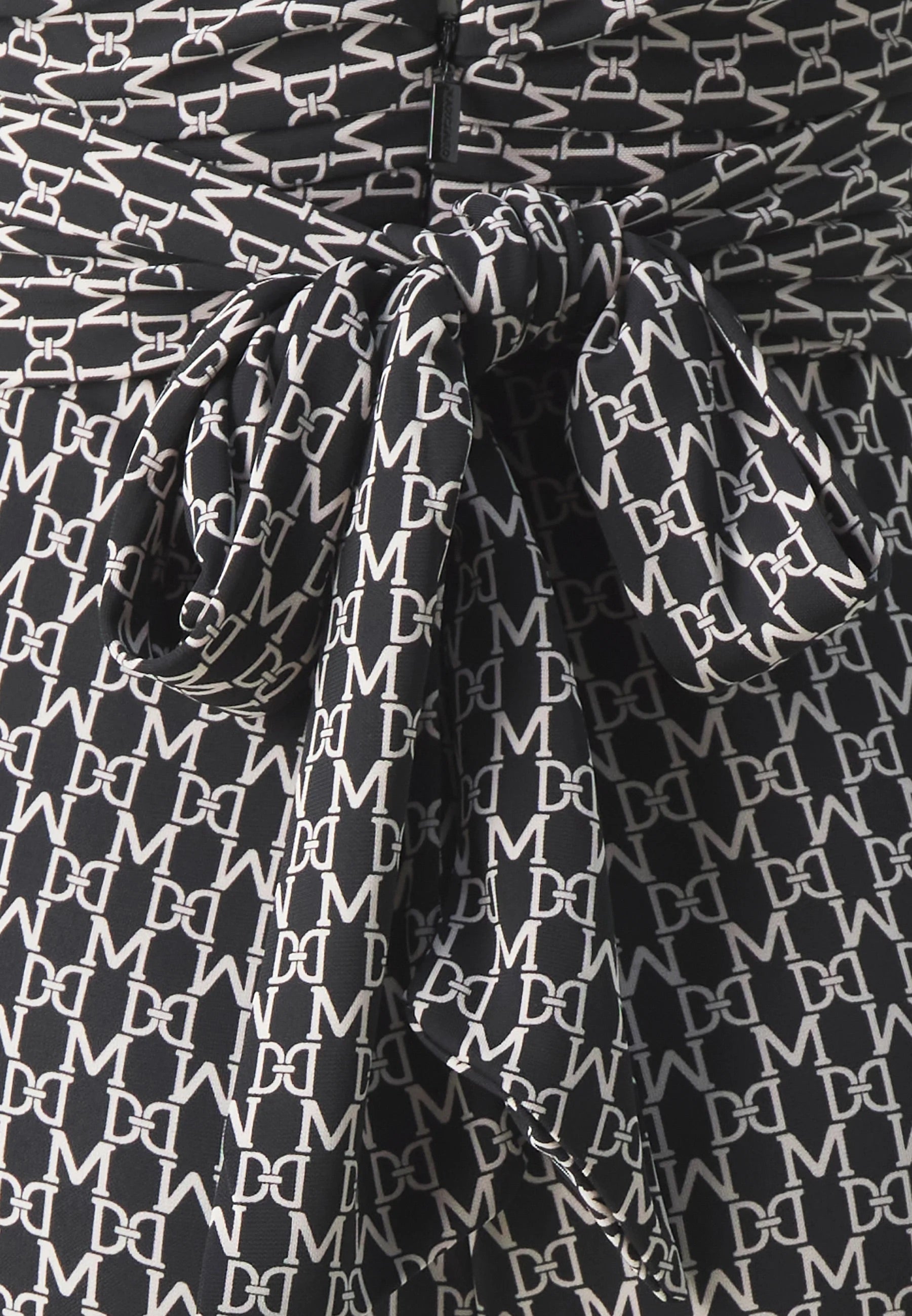 Detail van de bedrukte stof van een zwarte Marciano by Guess New Kiki jumpsuit.