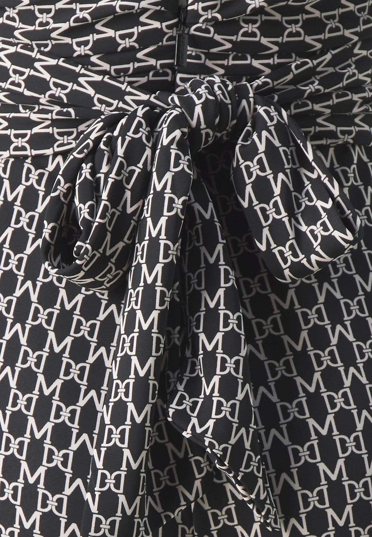Detail van de bedrukte stof van een zwarte Marciano by Guess New Kiki jumpsuit.