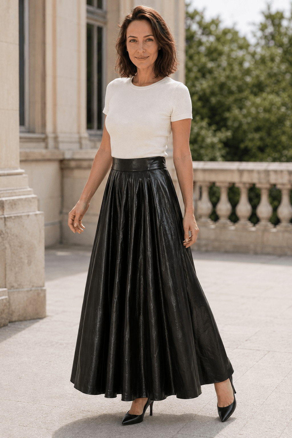 Zwarte geplooide Marciano by Guess midi-rok van imitatieleer met A-lijnmodel.