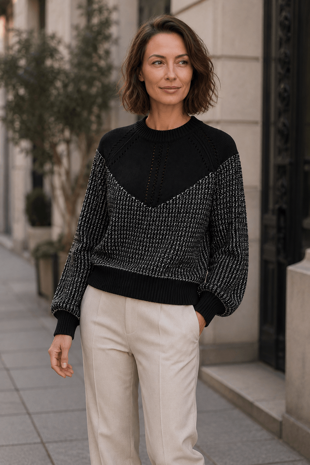 Zwart-zilverkleurige gebreide Marciano by Guess trui met metallic effect in een casual outfit.