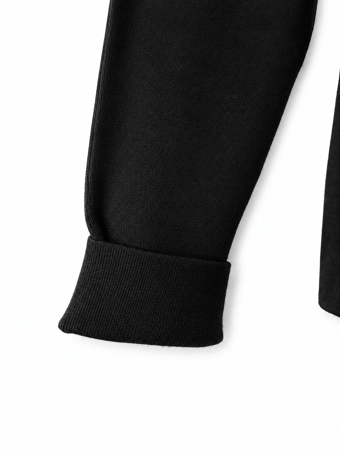 Mouwdetail van een zwarte Marciano by Guess blazer met dubbele knopenrij.