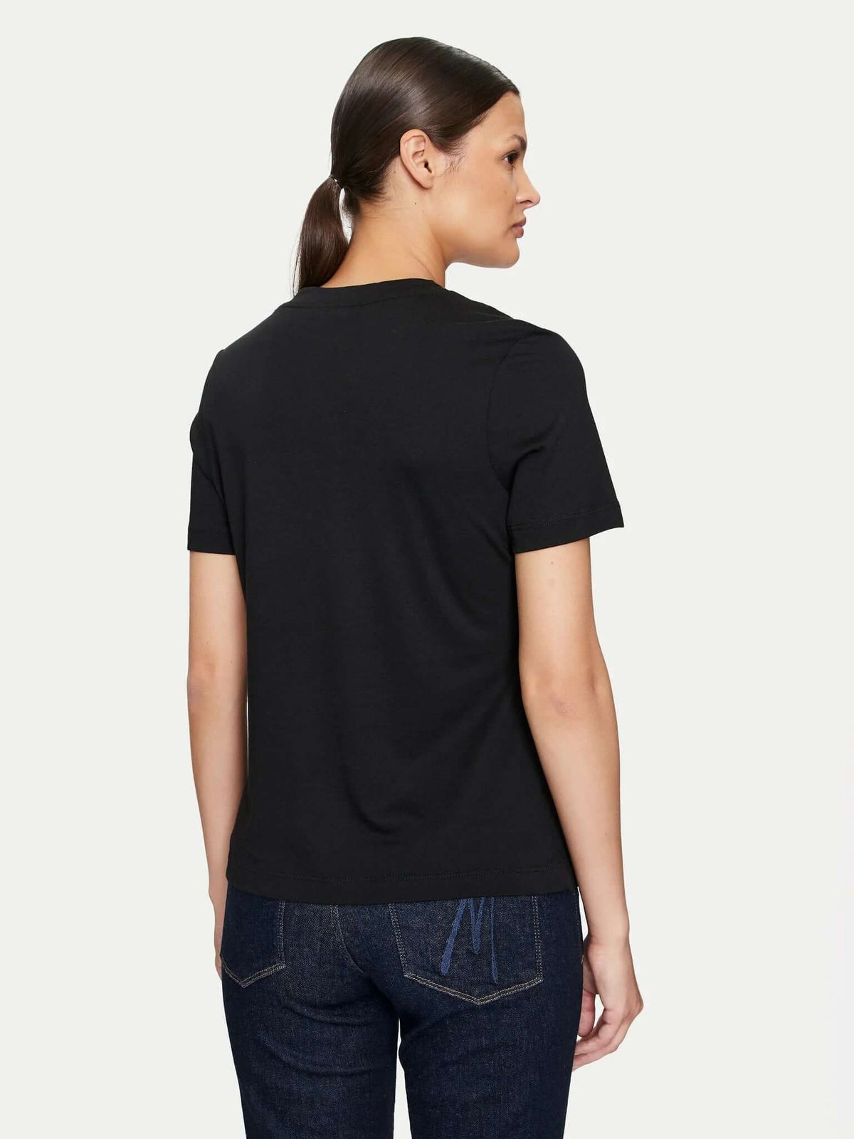 Zwart Marciano by Guess logo-T-shirt met goudkleurige ketting, achteraanzicht.