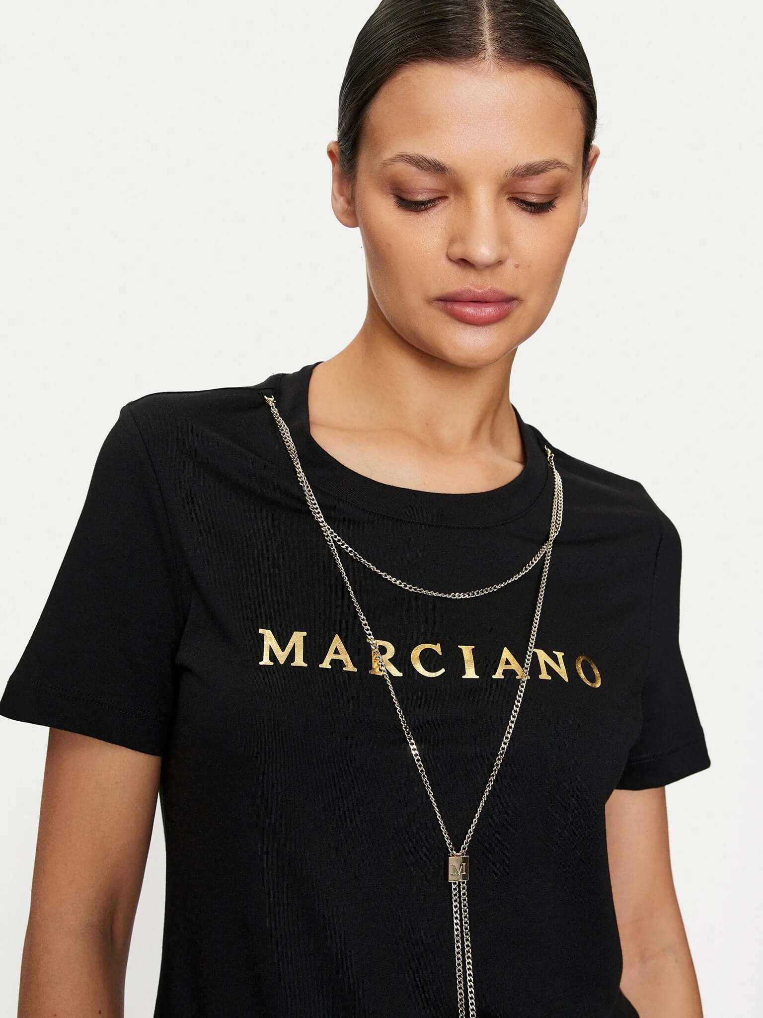 Zwart Marciano by Guess T-shirt met goudkleurig logo en ketting.