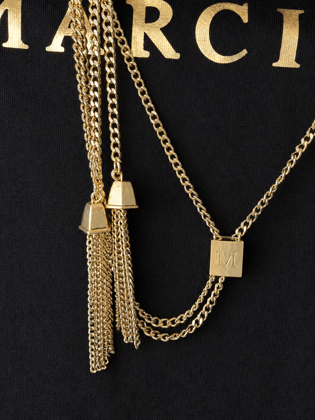 Zwart Marciano by Guess logo-T-shirt met meerdere goudkleurige kettingen en M-logo-hanger.