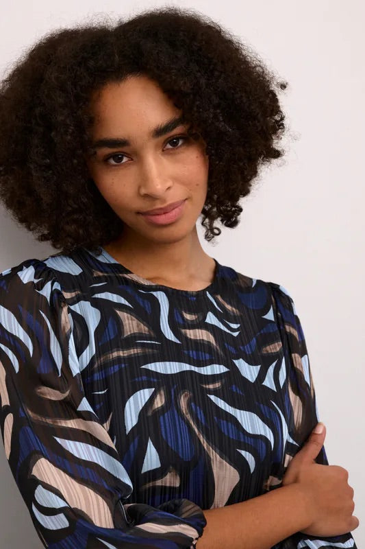 Kaffe Curve KCMarga Blue Grey Abstract Graphic Maxi Dress – Round Neck Tie Waist 3/4 Puff Sleeves | Women